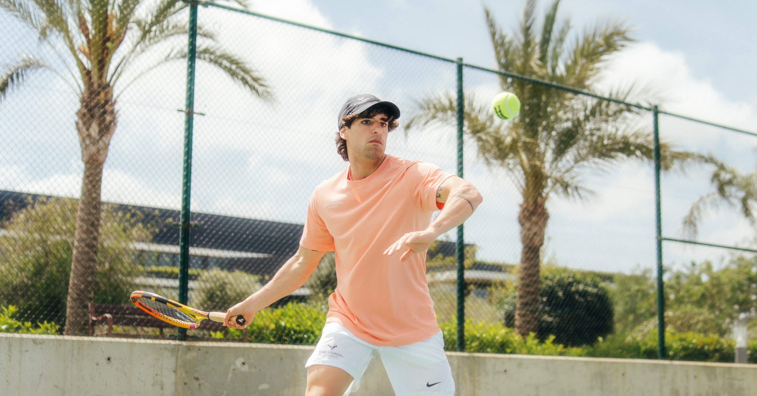 diez jóvenes mejoran sus habilidades y talento en un campamento de tenis en saint-renan, disfrutando de entrenamientos intensivos y un ambiente motivador.