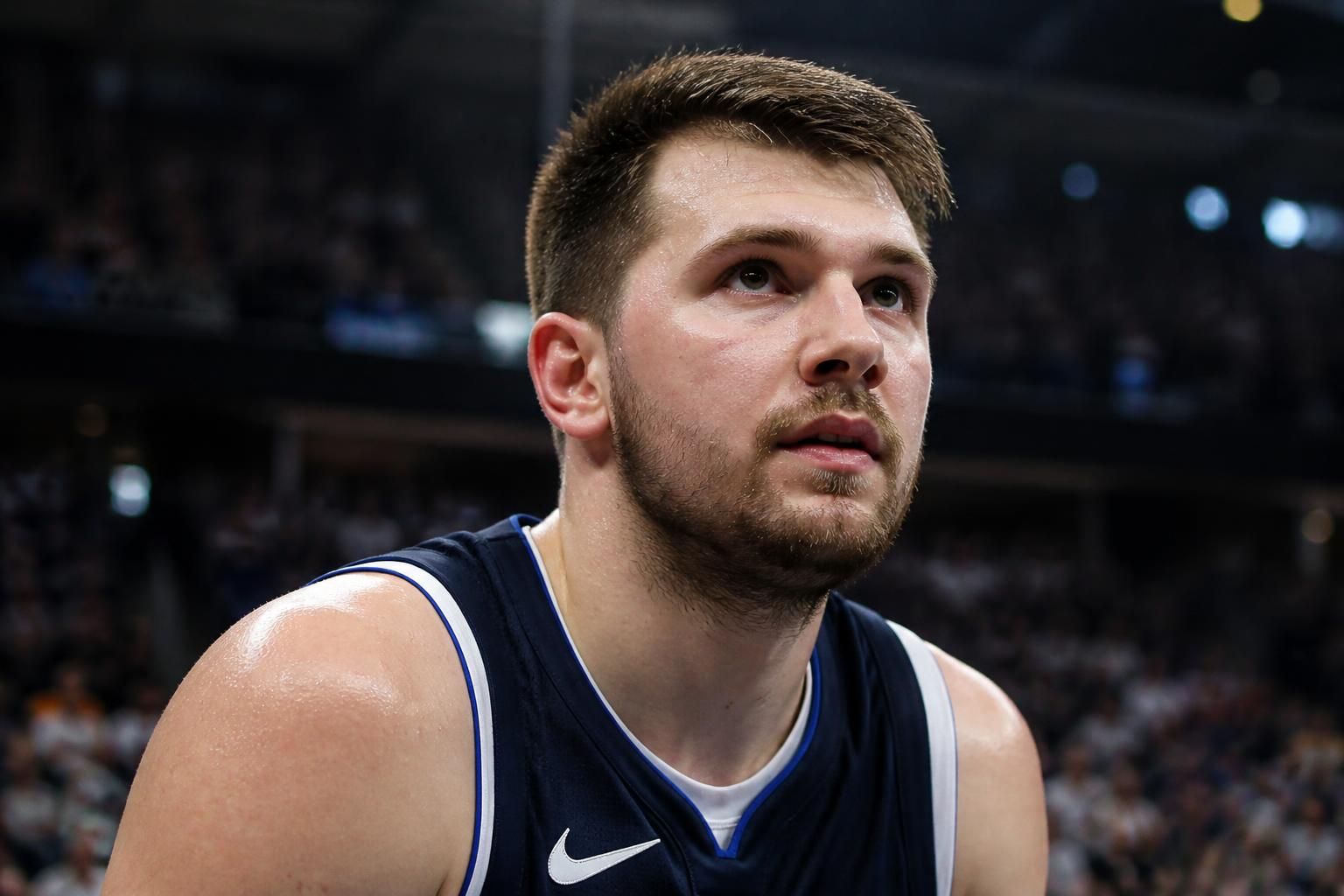 última actualización sobre la salud y el estado de luka doncic para la serie de playoffs entre los lakers y los rockets. información clave para los fanáticos del baloncesto.