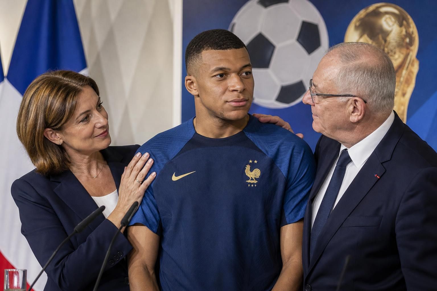 copa mundial 2026: la ministra de deportes y el presidente de la fff apoyan a mbappé después del incidente, mostrando unidad y respaldo en momentos clave del torneo.