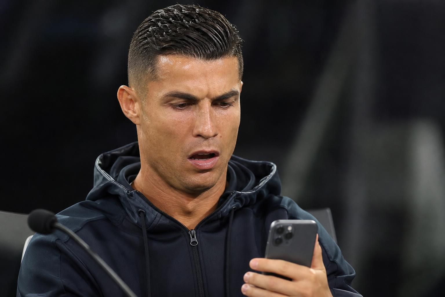 descubre la reacción de cristiano ronaldo ante una polémica publicación sobre lionel messi en el mundial 2026. entérate de todos los detalles y opiniones aquí.