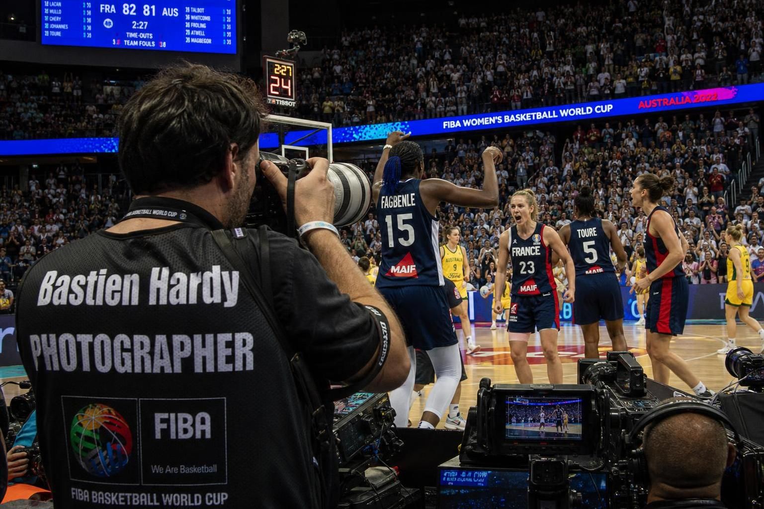 descubre cómo bastien hardy capturó la esencia de las bleues en la copa mundial de baloncesto, narrando su viaje desde momentos analógicos hasta alcanzar el podio.