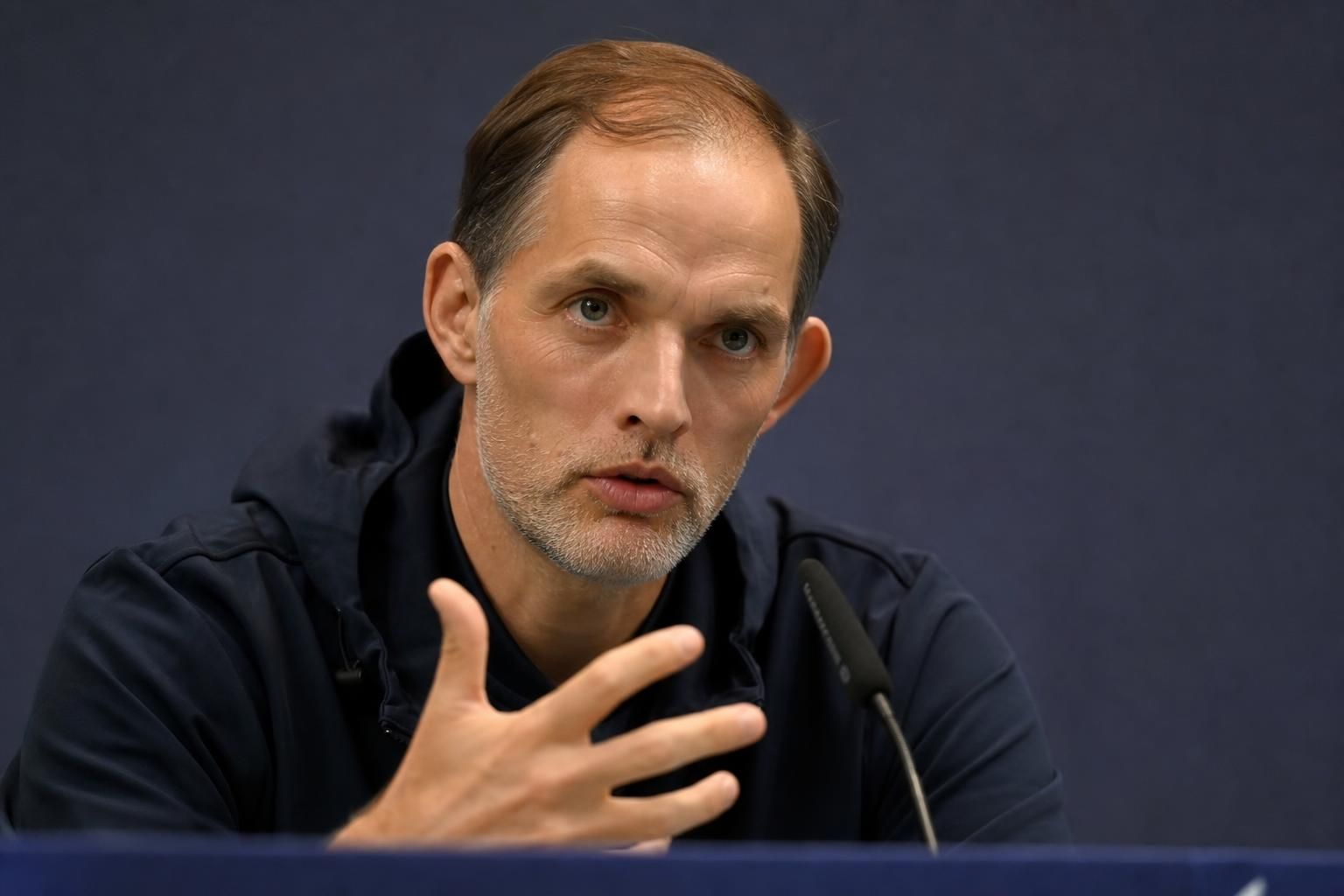 thomas tuchel defiende su estrategia tras la eliminación inglesa, afirmando que fue 'demasiado pronto para esta mentalidad' y destacando sus razones para mantener el enfoque pese a la derrota.