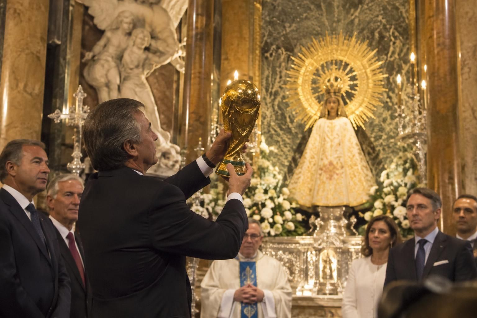 españa ofrece a la virgen el trofeo del mundial 2026 en un gesto de fe y esperanza que acompaña la ilusión de la selección.