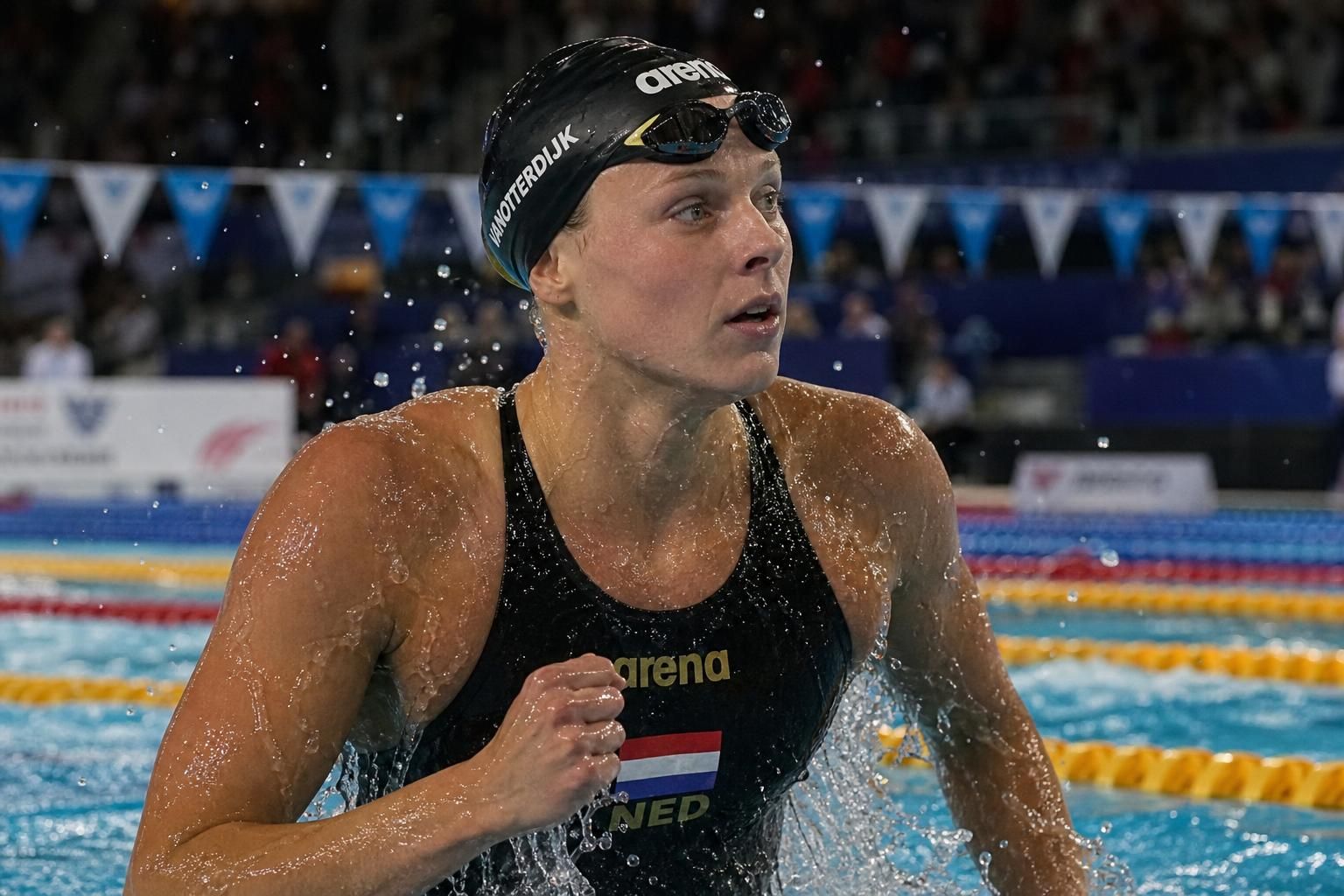 descubre cómo roos vanotterdijk ganó la medalla de oro en los 50 metros mariposa durante el mundial de natación en piscina corta, destacando su impresionante desempeño y récord.